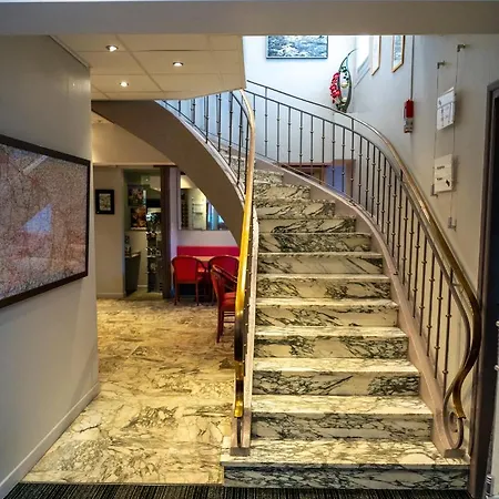 מלון Au Primerose 2*